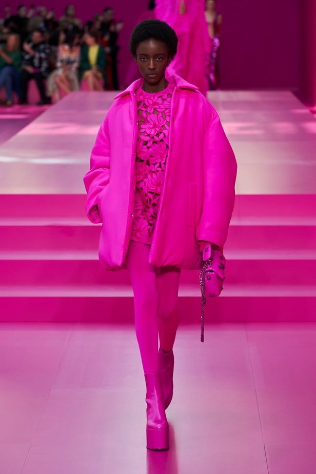 مجموعة Valentino لخريف وشتاء 2022 لون جديد وتقنيات مبهرة