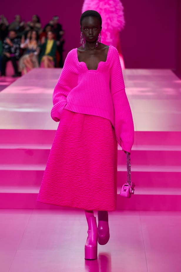 مجموعة Valentino لخريف وشتاء 2022 لون جديد وتقنيات مبهرة