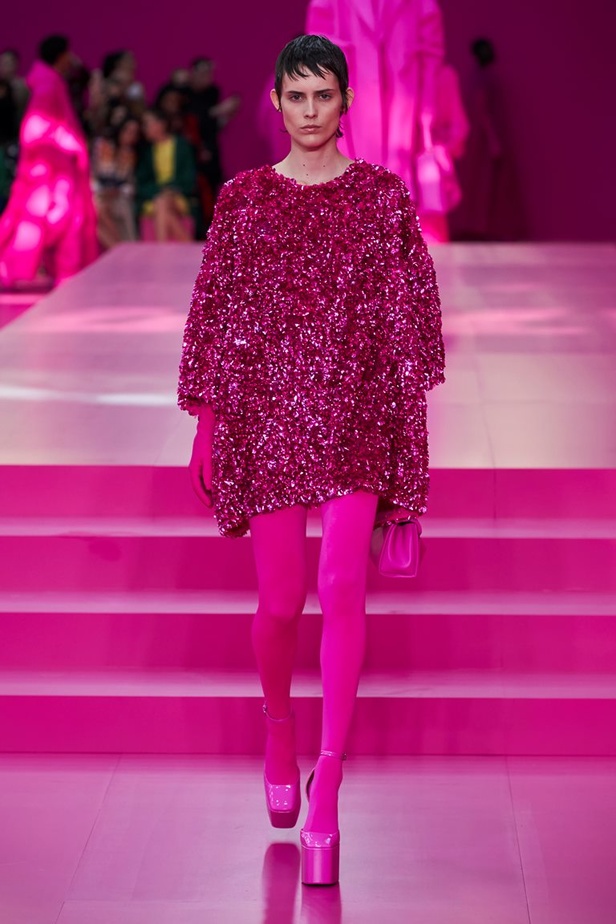 مجموعة Valentino لخريف وشتاء 2022 لون جديد وتقنيات مبهرة