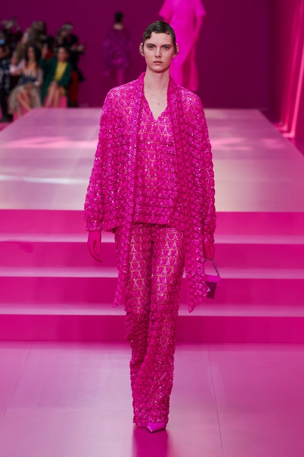 مجموعة Valentino لخريف وشتاء 2022 لون جديد وتقنيات مبهرة