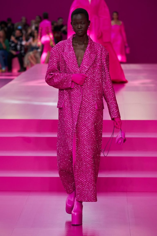 مجموعة Valentino لخريف وشتاء 2022 لون جديد وتقنيات مبهرة