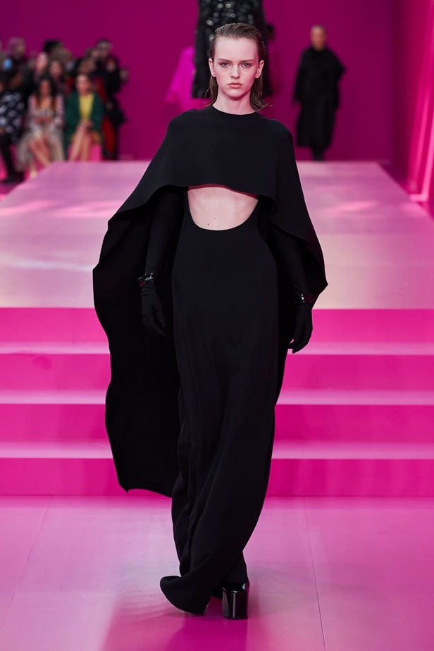 مجموعة Valentino لخريف وشتاء 2022 لون جديد وتقنيات مبهرة