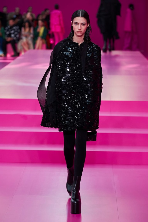 مجموعة Valentino لخريف وشتاء 2022 لون جديد وتقنيات مبهرة