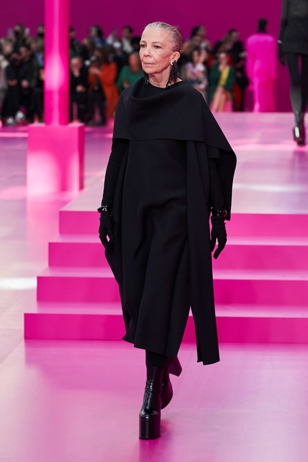 مجموعة Valentino لخريف وشتاء 2022 لون جديد وتقنيات مبهرة