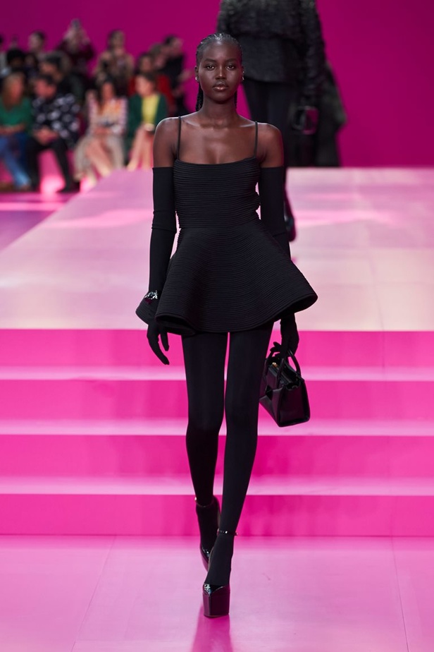 مجموعة Valentino لخريف وشتاء 2022 لون جديد وتقنيات مبهرة