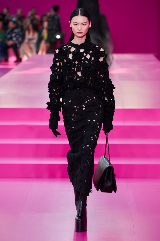 مجموعة Valentino لخريف وشتاء 2022 لون جديد وتقنيات مبهرة