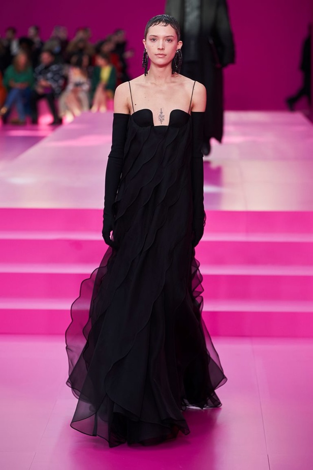 مجموعة Valentino لخريف وشتاء 2022 لون جديد وتقنيات مبهرة