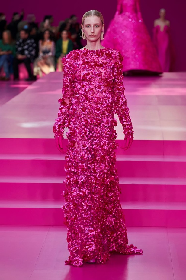 مجموعة Valentino لخريف وشتاء 2022 لون جديد وتقنيات مبهرة