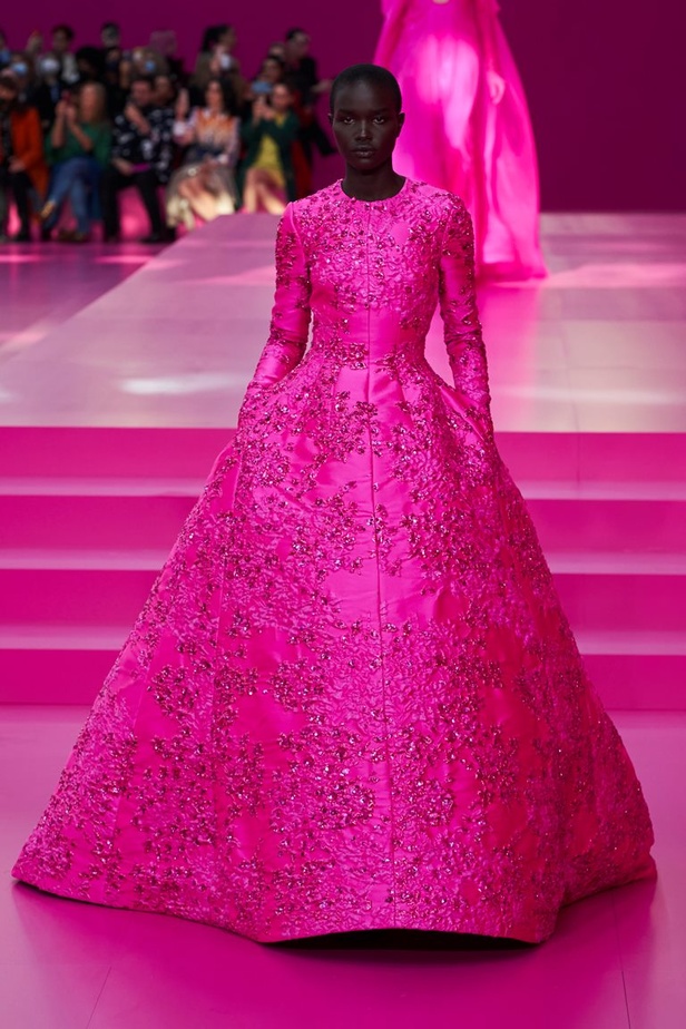 مجموعة Valentino لخريف وشتاء 2022 لون جديد وتقنيات مبهرة