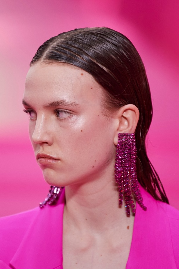 مجموعة Valentino لخريف وشتاء 2022 لون جديد وتقنيات مبهرة