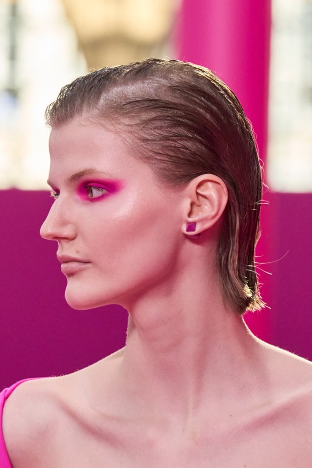 اطلالات جمالية من مجموعة Valentino لخريف وشتاء 2022