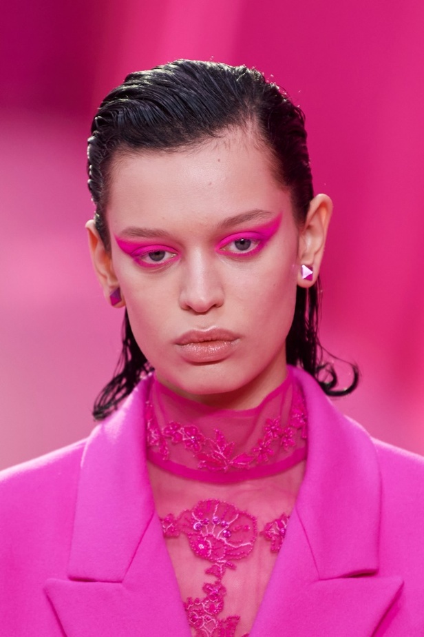 اطلالات جمالية من مجموعة Valentino لخريف وشتاء 2022