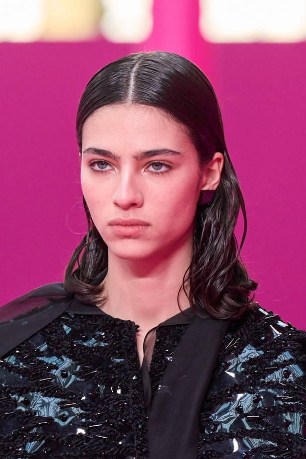 اطلالات جمالية من مجموعة Valentino لخريف وشتاء 2022