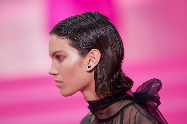 اطلالات جمالية من مجموعة Valentino لخريف وشتاء 2022