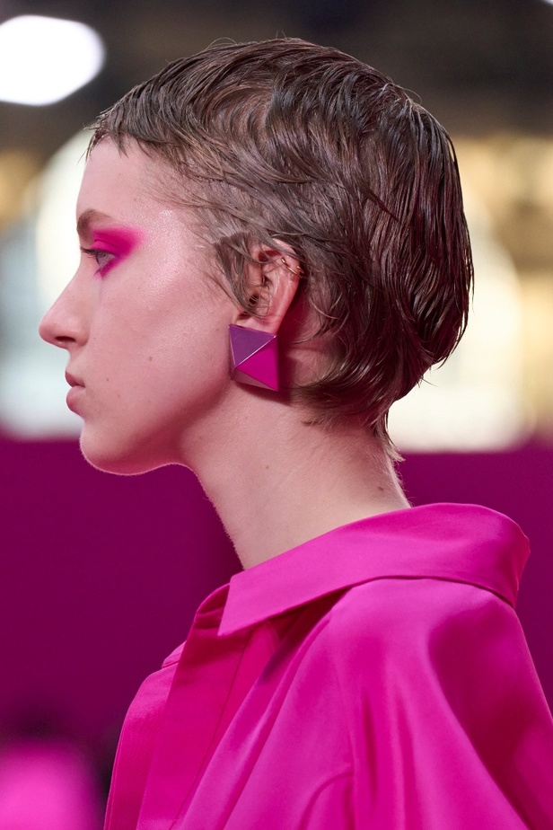 مجموعة Valentino لخريف وشتاء 2022 لون جديد وتقنيات مبهرة