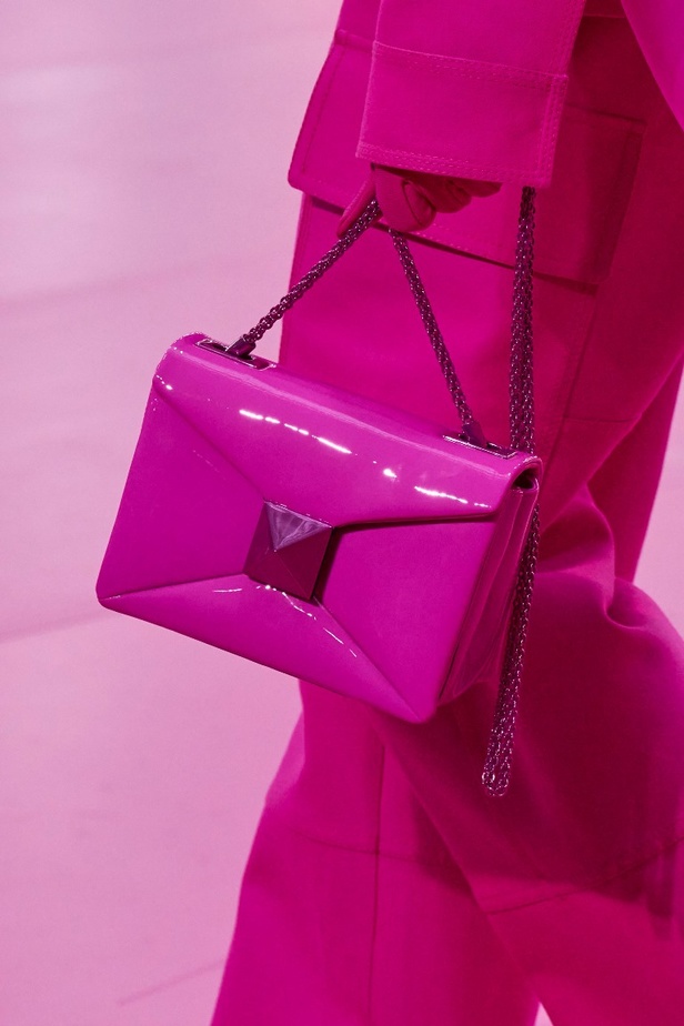 مجموعة Valentino لخريف وشتاء 2022 لون جديد وتقنيات مبهرة