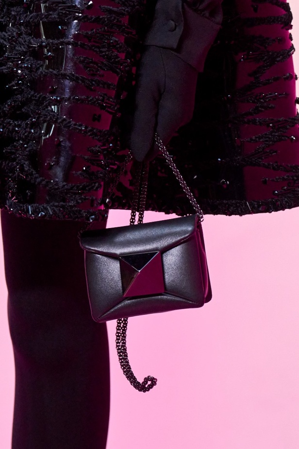 مجموعة Valentino لخريف وشتاء 2022 لون جديد وتقنيات مبهرة