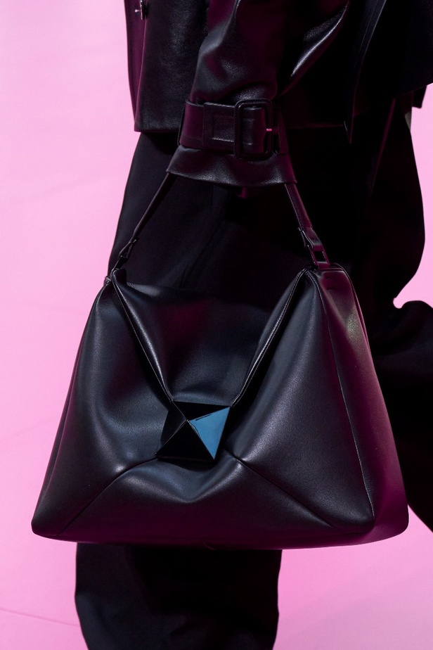 مجموعة Valentino لخريف وشتاء 2022 لون جديد وتقنيات مبهرة