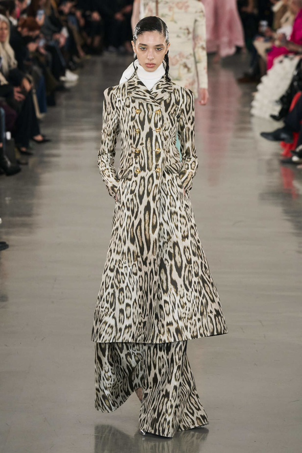 عرض أزياء مجموعة Giambattista Valli لموسم خريف وشتاء 2022 في باريس