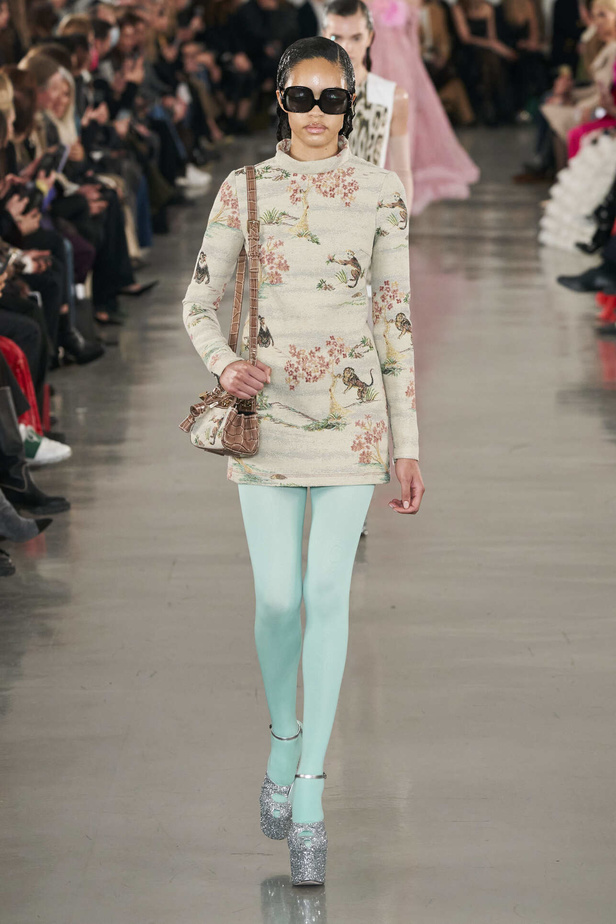 عرض أزياء مجموعة Giambattista Valli لموسم خريف وشتاء 2022 في باريس