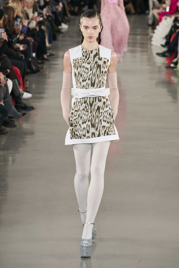 عرض أزياء مجموعة Giambattista Valli لموسم خريف وشتاء 2022 في باريس