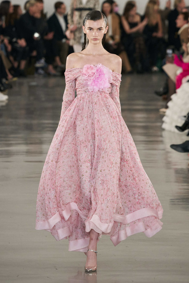 عرض أزياء مجموعة Giambattista Valli لموسم خريف وشتاء 2022 في باريس