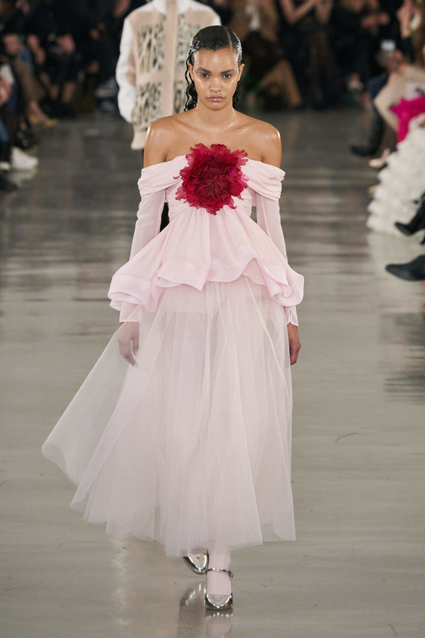 عرض أزياء مجموعة Giambattista Valli لموسم خريف وشتاء 2022 في باريس