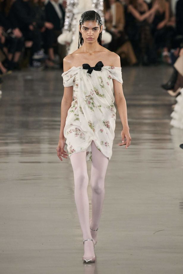 عرض أزياء مجموعة Giambattista Valli لموسم خريف وشتاء 2022 في باريس