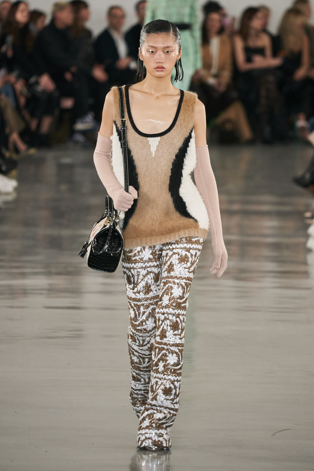 عرض أزياء مجموعة Giambattista Valli لموسم خريف وشتاء 2022 في باريس