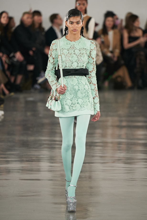 عرض أزياء مجموعة Giambattista Valli لموسم خريف وشتاء 2022 في باريس