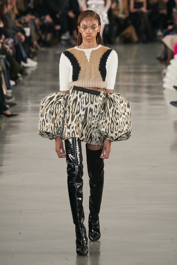 عرض أزياء مجموعة Giambattista Valli لموسم خريف وشتاء 2022 في باريس