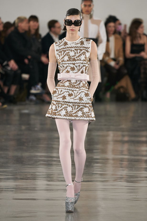 عرض أزياء مجموعة Giambattista Valli لموسم خريف وشتاء 2022 في باريس