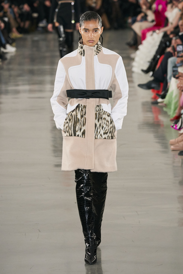 عرض أزياء مجموعة Giambattista Valli لموسم خريف وشتاء 2022 في باريس