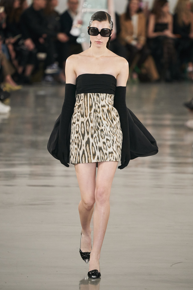 عرض أزياء مجموعة Giambattista Valli لموسم خريف وشتاء 2022 في باريس