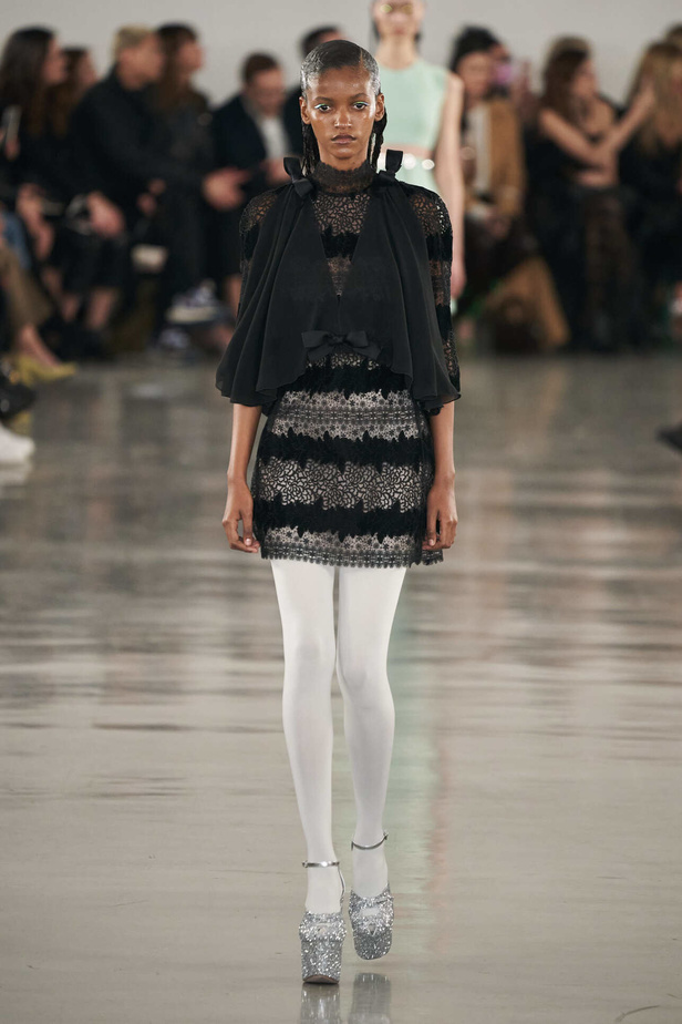 عرض أزياء مجموعة Giambattista Valli لموسم خريف وشتاء 2022 في باريس