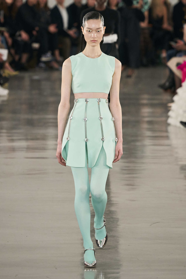 عرض أزياء مجموعة Giambattista Valli لموسم خريف وشتاء 2022 في باريس