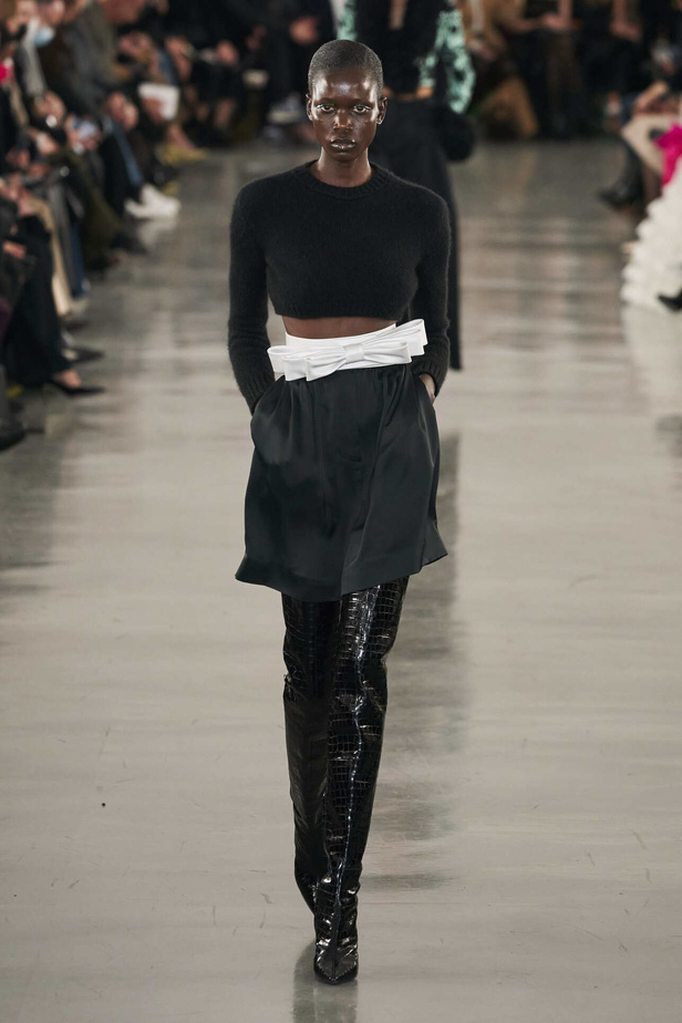 عرض أزياء مجموعة Giambattista Valli لموسم خريف وشتاء 2022 في باريس