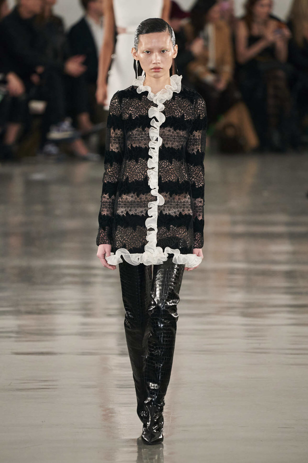 عرض أزياء مجموعة Giambattista Valli لموسم خريف وشتاء 2022 في باريس