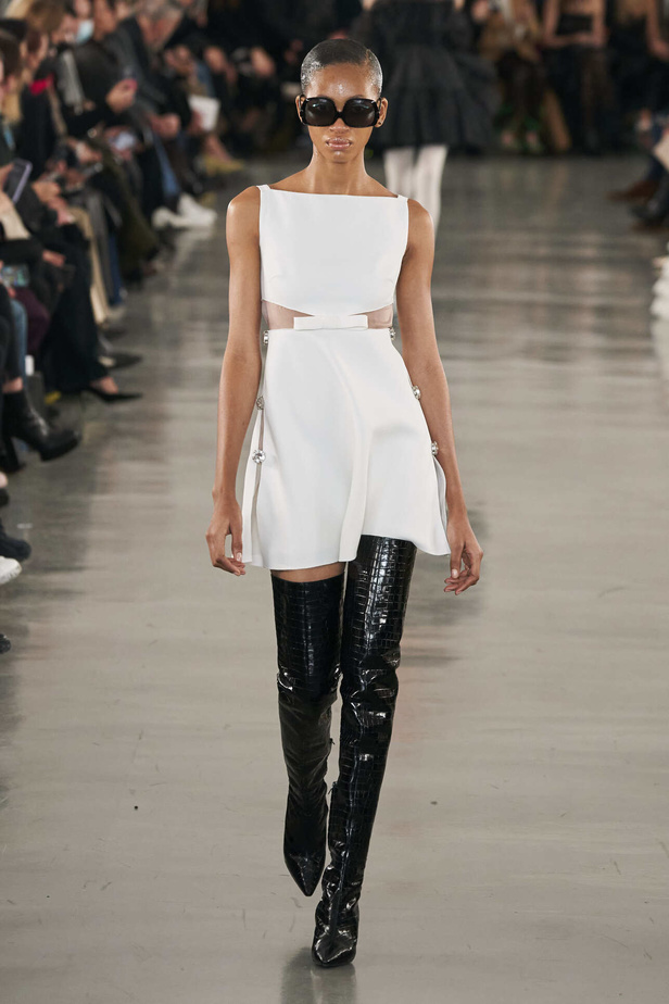 عرض أزياء مجموعة Giambattista Valli لموسم خريف وشتاء 2022 في باريس