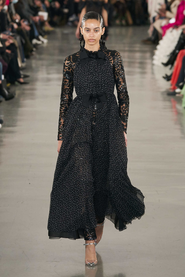 عرض أزياء مجموعة Giambattista Valli لموسم خريف وشتاء 2022 في باريس