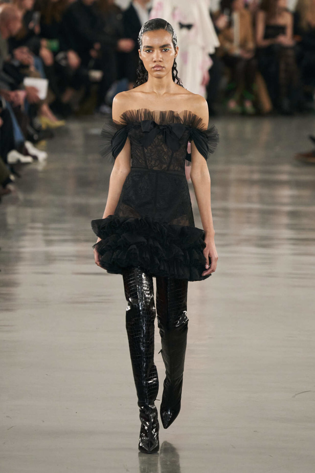 عرض أزياء مجموعة Giambattista Valli لموسم خريف وشتاء 2022 في باريس