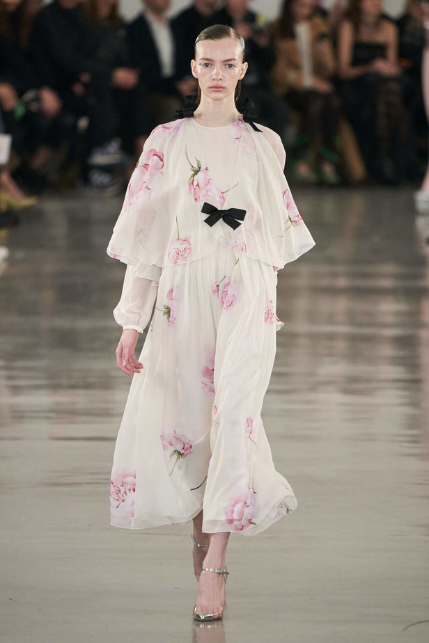 عرض أزياء مجموعة Giambattista Valli لموسم خريف وشتاء 2022 في باريس