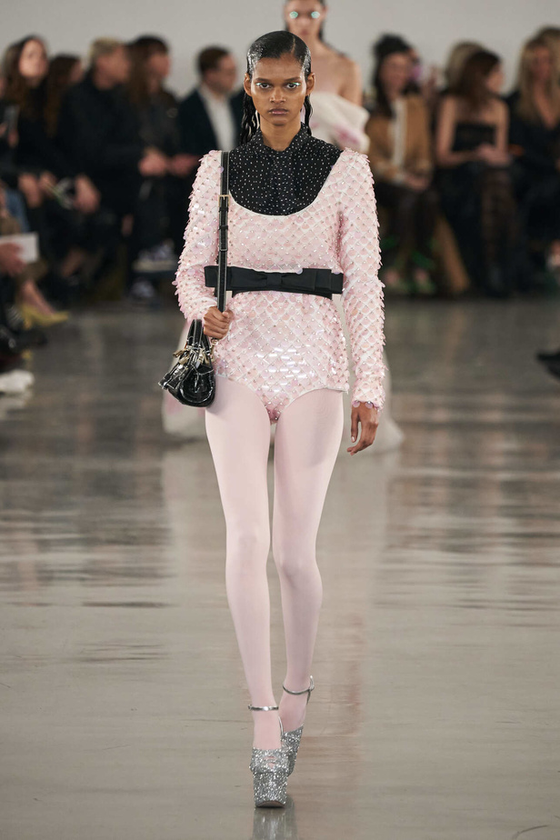 عرض أزياء مجموعة Giambattista Valli لموسم خريف وشتاء 2022 في باريس