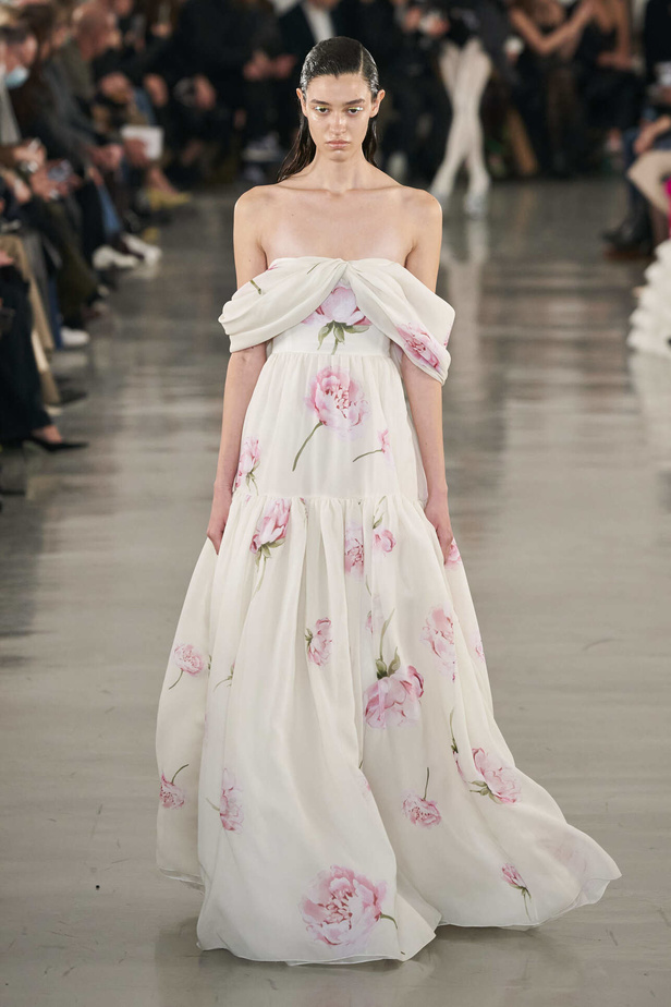 عرض أزياء مجموعة Giambattista Valli لموسم خريف وشتاء 2022 في باريس