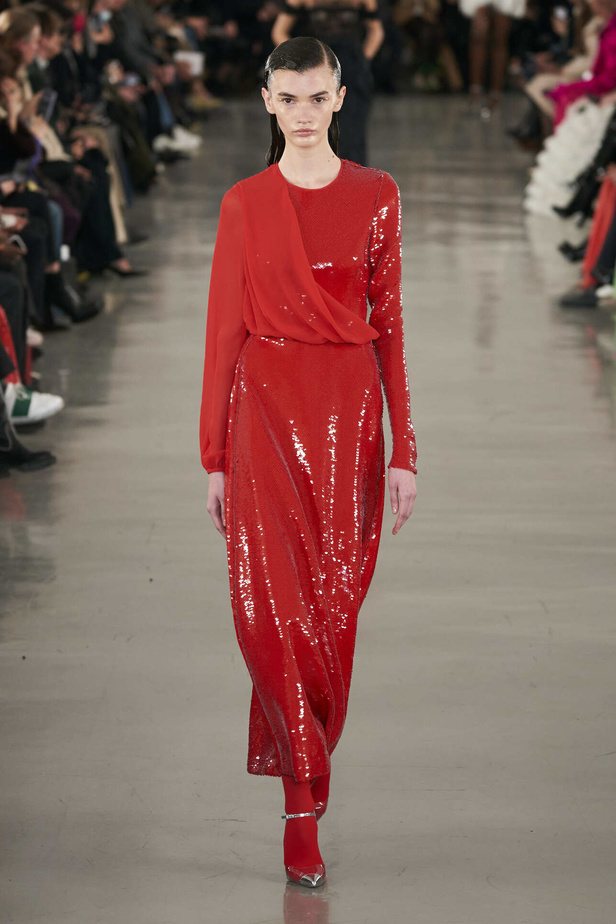 عرض أزياء مجموعة Giambattista Valli لموسم خريف وشتاء 2022 في باريس