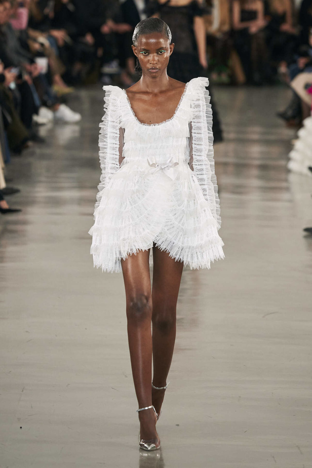 عرض أزياء مجموعة Giambattista Valli لموسم خريف وشتاء 2022 في باريس