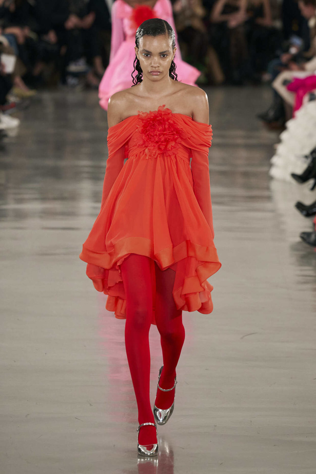 عرض أزياء مجموعة Giambattista Valli لموسم خريف وشتاء 2022 في باريس