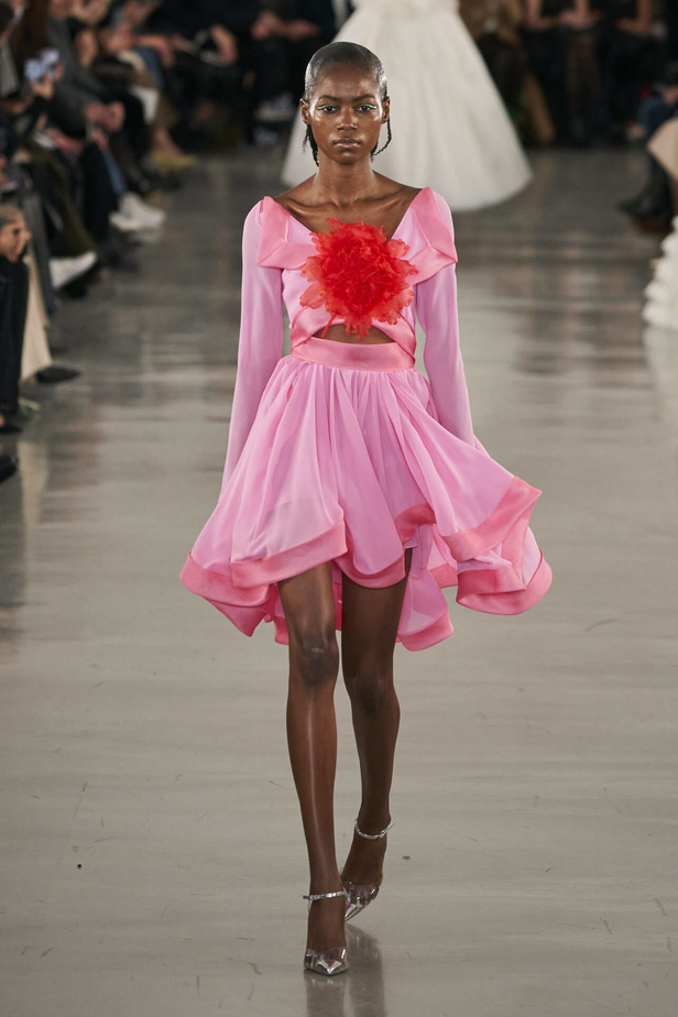 عرض أزياء مجموعة Giambattista Valli لموسم خريف وشتاء 2022 في باريس