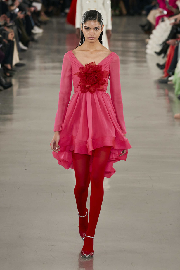 عرض أزياء مجموعة Giambattista Valli لموسم خريف وشتاء 2022 في باريس