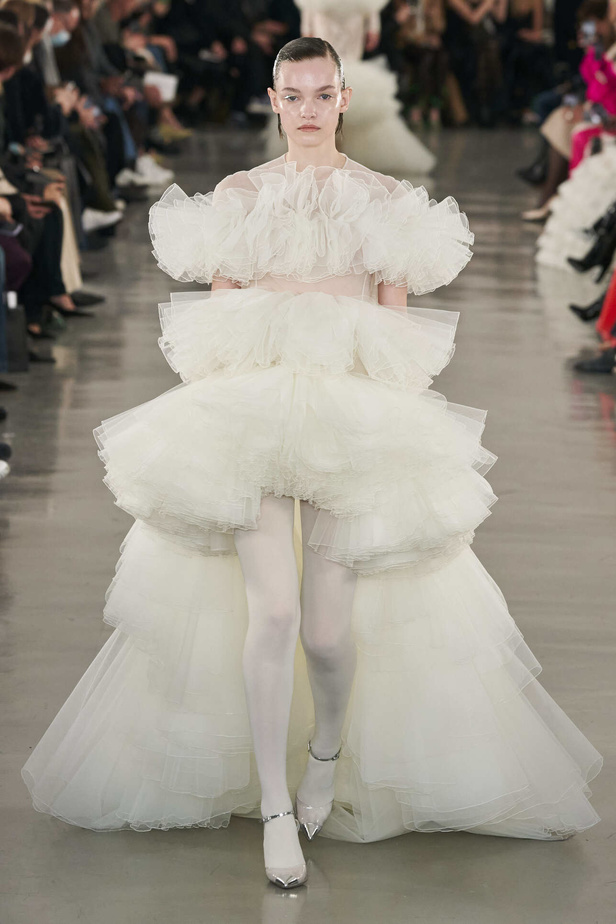 عرض أزياء مجموعة Giambattista Valli لموسم خريف وشتاء 2022 في باريس